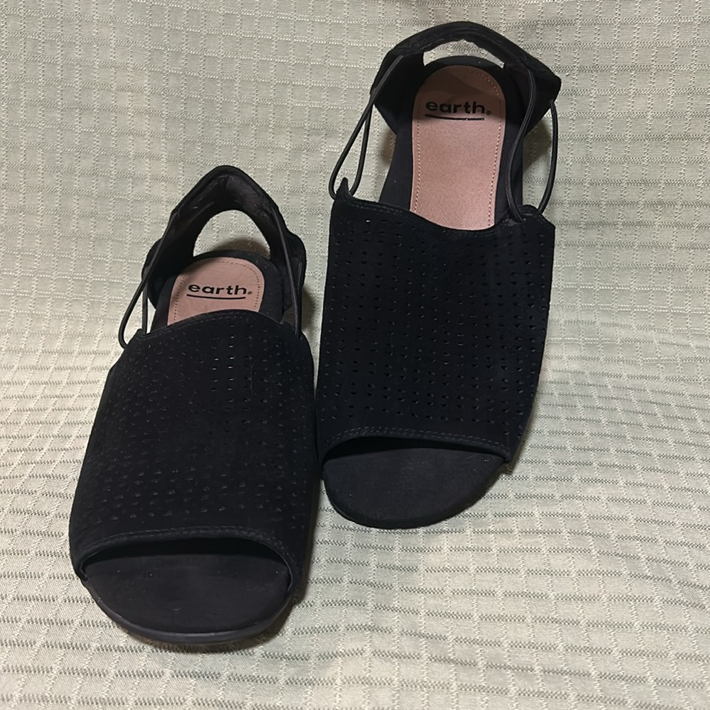 Earth shoes Alder Abba black leather sandals 9.5 with cushioned insoles
